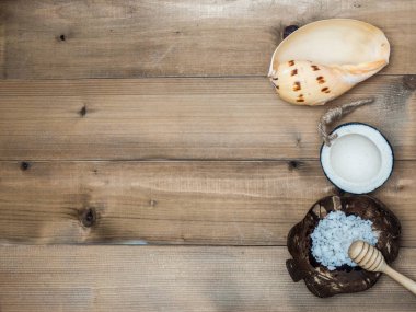 Aromaterapi ürün Spa Masaj beyaz tahta arka plan ile ayarlayın. Üstten Görünüm, düz yatıyordu kompozisyon.