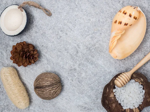 Aromaterapi ürün Spa Masaj beyaz tahta arka plan ile ayarlayın. Üstten Görünüm, düz yatıyordu kompozisyon.