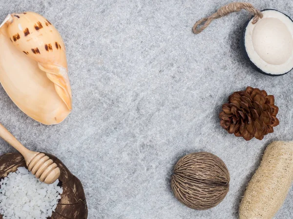 Aromaterapi ürün Spa Masaj beyaz tahta arka plan ile ayarlayın. Üstten Görünüm, düz yatıyordu kompozisyon.