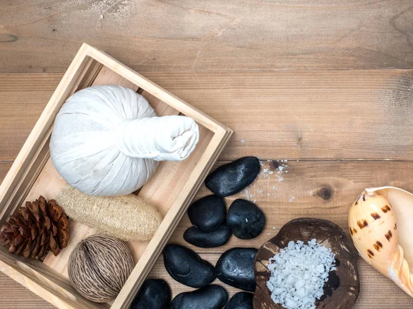 Aromaterapi ürün Spa Masaj beyaz tahta arka plan ile ayarlayın. Üstten Görünüm, düz yatıyordu kompozisyon.