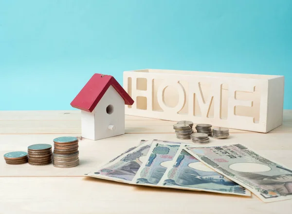 Pila de monedas con modelo de casa, planes de ahorro para la vivienda espalda azul — Foto de Stock