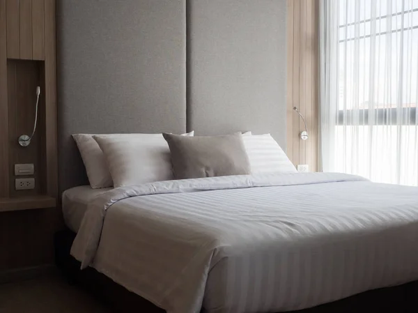 モダンな design.low 照明とレンズで居心地の良いベッドルームのインテリア — ストック写真