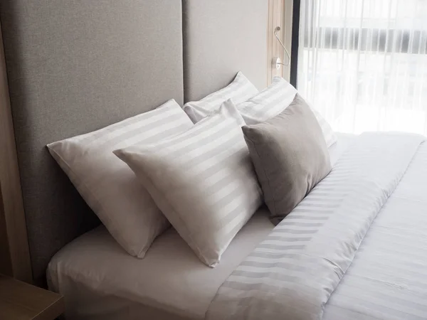 Interno di accogliente camera da letto in moderno design.low illuminazione e lente — Foto Stock