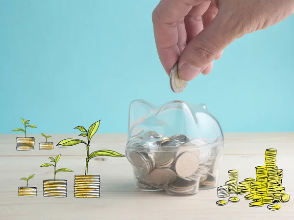 Transparente ver através de banco piggy preenchido com moedas em fundo de madeira.Poupança de investimento conceito colorido . — Fotografia de Stock