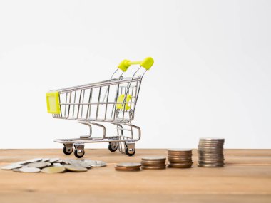 Kırmızı house ile ahşap arka plan üzerinde büyüyen para sikke yığını. 