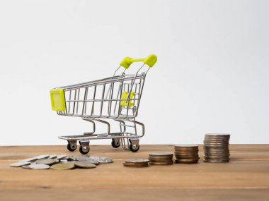 Kırmızı house ile ahşap arka plan üzerinde büyüyen para sikke yığını. 