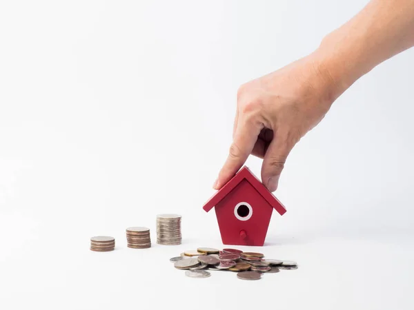 Monedas de dinero pila creciendo con casa roja sobre fondo de madera . — Foto de Stock