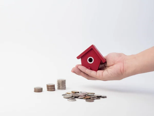 Monedas de dinero pila creciendo con casa roja sobre fondo de madera . — Foto de Stock