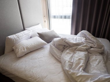 Dağınık çarşaf yatak odasında kırışık görünümünü gece uyku ve uyanma sonra sabah top. Beyaz battaniye. Kırışıklık dağınık battaniye sabah uyanma sonra yatak odasında. Yatak ayrıntılar. battaniye, whit ile otel odasında yapılmamış bir yatak