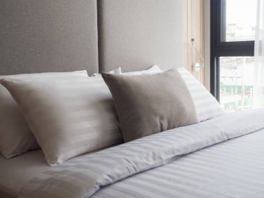 İç rahat yatak odasında modern design.low aydınlatma ve Lens yetenek güneş ışığı altında. renk efekti.