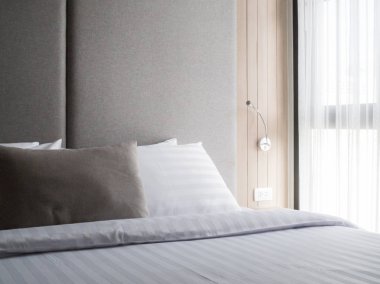 İç rahat yatak odasında modern design.low aydınlatma ve Lens yetenek güneş ışığı altında. renk efekti.