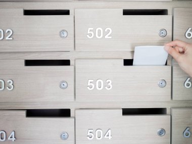  posta kutusuna bir apartman binası giriş holü