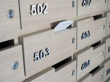  posta kutusuna bir apartman binası giriş holü
