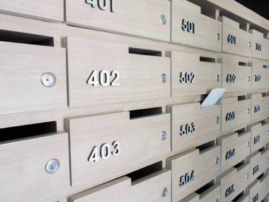 Birinin elini close-up. el bir mektubu posta kutusuna bir apartman binası giriş holü kaldırma