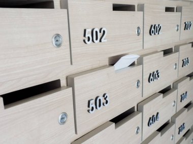 Birinin elini close-up. el bir mektubu posta kutusuna bir apartman binası giriş holü kaldırma