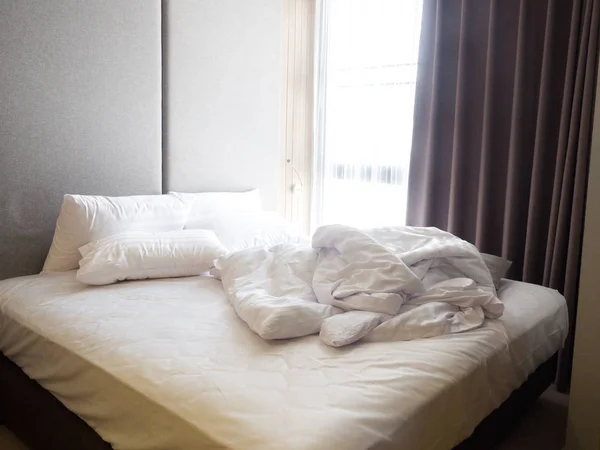 Vista dall'alto della piega di un lenzuolo sfatto nella camera da letto a poppa — Foto Stock