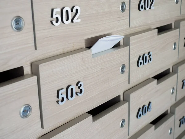  posta kutusuna bir apartman binası giriş holü