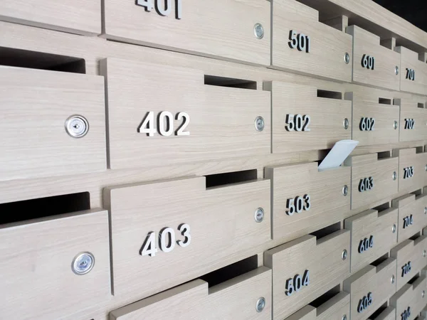 Birinin elini close-up. el bir mektubu posta kutusuna bir apartman binası giriş holü kaldırma