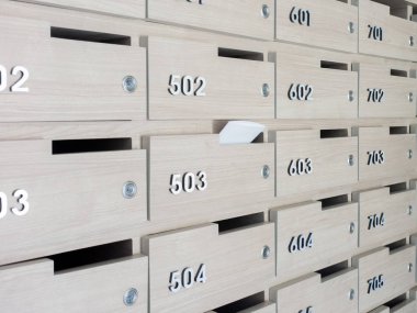 Birinin elini close-up. el bir mektubu posta kutusuna bir apartman binası giriş holü kaldırma