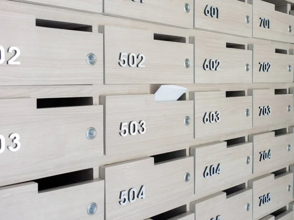 Birinin elini close-up. el bir mektubu posta kutusuna bir apartman binası giriş holü kaldırma