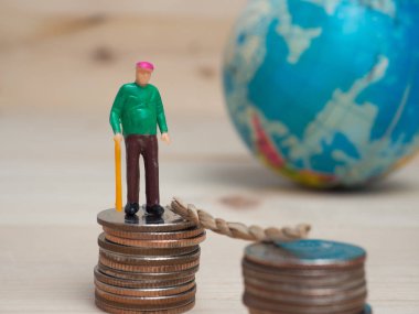 Para ve iş kavramı. sikke yığını üstünde duran ve sonraki sikke yığını arasında bu merdiven ile gözle oldman küçük rakam.