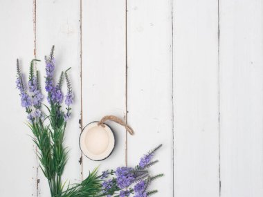 Spa set, mum, Hindistan cevizi, çiçek, sabun, Masaj, ahşap beyaz arka planlı (Üstten Görünüm)