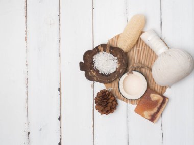 Spa set, mum, Hindistan cevizi, çiçek, sabun, Masaj, ahşap beyaz arka planlı (Üstten Görünüm)