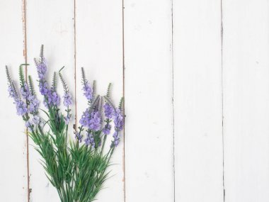 Spa set, mum, Hindistan cevizi, çiçek, sabun, Masaj, ahşap beyaz arka planlı (Üstten Görünüm)