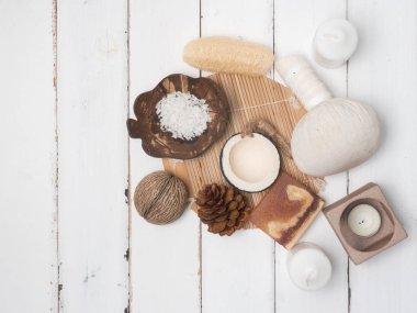 Spa set, mum, Hindistan cevizi, çiçek, sabun, Masaj, ahşap beyaz arka planlı (Üstten Görünüm)