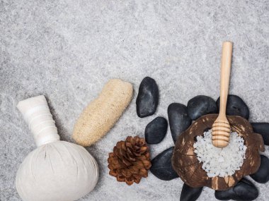 Aromaterapi ürün Spa Masaj beyaz tahta arka plan ile ayarlayın. Üstten Görünüm, düz yatıyordu kompozisyon.