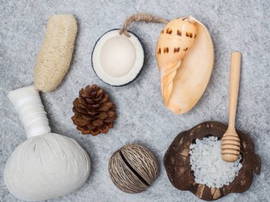 Aromaterapi ürün Spa Masaj beyaz tahta arka plan ile ayarlayın. Üstten Görünüm, düz yatıyordu kompozisyon.