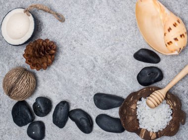 Aromaterapi ürün Spa Masaj beyaz tahta arka plan ile ayarlayın. Üstten Görünüm, düz yatıyordu kompozisyon.