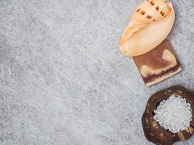 Aromaterapi ürün Spa Masaj beyaz tahta arka plan ile ayarlayın. Üstten Görünüm, düz yatıyordu kompozisyon.