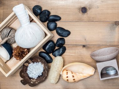 Aromaterapi ürün Spa Masaj beyaz tahta arka plan ile ayarlayın. Üstten Görünüm, düz yatıyordu kompozisyon.