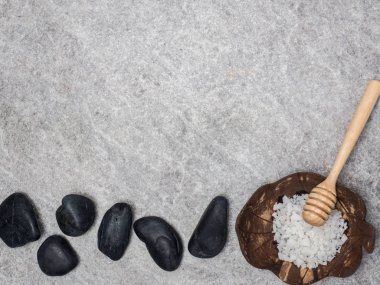 Aromaterapi ürün Spa Masaj beyaz tahta arka plan ile ayarlayın. Üstten Görünüm, düz yatıyordu kompozisyon.