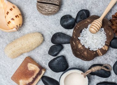 Aromaterapi ürün Spa Masaj beyaz tahta arka plan ile ayarlayın. Üstten Görünüm, düz yatıyordu kompozisyon.
