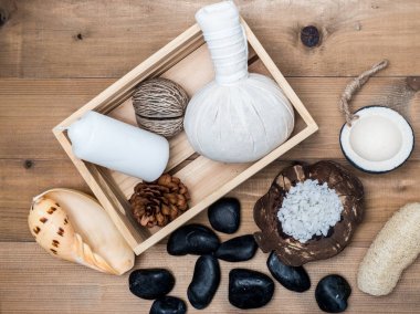 Aromaterapi ürün Spa Masaj beyaz tahta arka plan ile ayarlayın. Üstten Görünüm, düz yatıyordu kompozisyon.