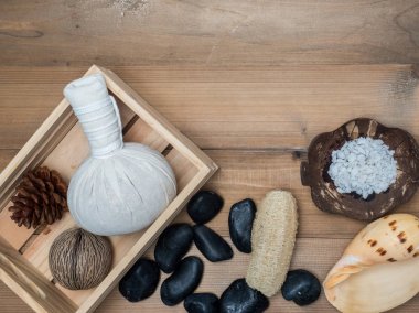 Aromaterapi ürün Spa Masaj beyaz tahta arka plan ile ayarlayın. Üstten Görünüm, düz yatıyordu kompozisyon.