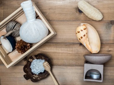 Aromaterapi ürün Spa Masaj beyaz tahta arka plan ile ayarlayın. Üstten Görünüm, düz yatıyordu kompozisyon.