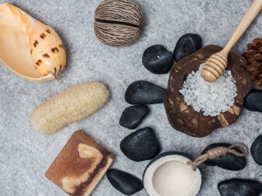 Aromaterapi ürün Spa Masaj beyaz tahta arka plan ile ayarlayın. Üstten Görünüm, düz yatıyordu kompozisyon.