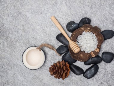 Aromaterapi ürün Spa Masaj beyaz tahta arka plan ile ayarlayın. Üstten Görünüm, düz yatıyordu kompozisyon.