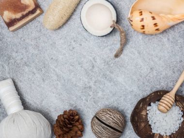 Aromaterapi ürün Spa Masaj beyaz tahta arka plan ile ayarlayın. Üstten Görünüm, düz yatıyordu kompozisyon.