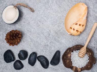 Aromaterapi ürün Spa Masaj beyaz tahta arka plan ile ayarlayın. Üstten Görünüm, düz yatıyordu kompozisyon.