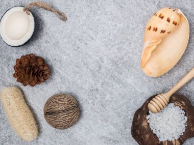 Aromaterapi ürün Spa Masaj beyaz tahta arka plan ile ayarlayın. Üstten Görünüm, düz yatıyordu kompozisyon.