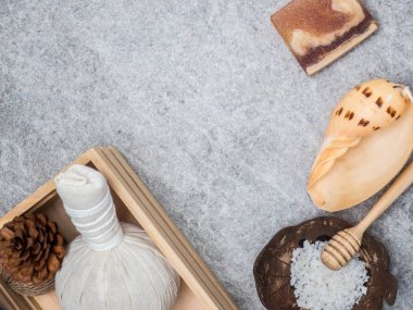 Aromaterapi ürün Spa Masaj beyaz tahta arka plan ile ayarlayın. Üstten Görünüm, düz yatıyordu kompozisyon.