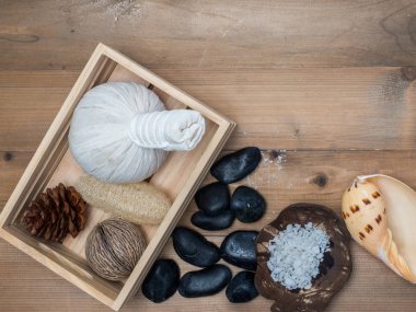 Aromaterapi ürün Spa Masaj beyaz tahta arka plan ile ayarlayın. Üstten Görünüm, düz yatıyordu kompozisyon.