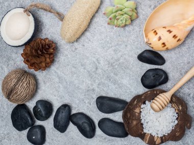 Aromaterapi ürün Spa Masaj beyaz tahta arka plan ile ayarlayın. Üstten Görünüm, düz yatıyordu kompozisyon.