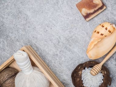 Aromaterapi ürün Spa Masaj beyaz tahta arka plan ile ayarlayın. Üstten Görünüm, düz yatıyordu kompozisyon.