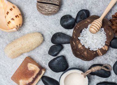 Aromaterapi ürün Spa Masaj beyaz tahta arka plan ile ayarlayın. Üstten Görünüm, düz yatıyordu kompozisyon.