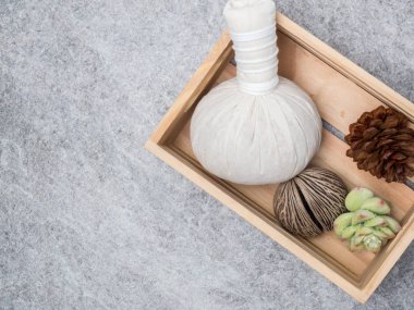 Aromaterapi ürün Spa Masaj beyaz tahta arka plan ile ayarlayın. Üstten Görünüm, düz yatıyordu kompozisyon.